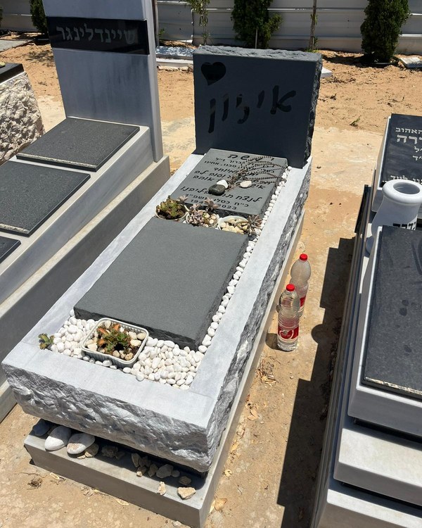 מצבת שיש אפור מודרנית עם אבן טבעית - עיצוב מצבות