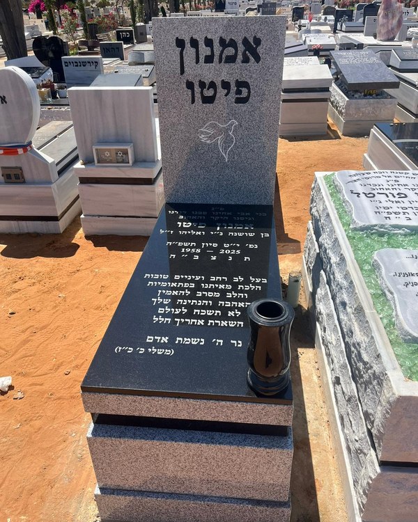 מצבת גרניט עם חריטה מוזהבת ושילוב אבן אדומה - קבלן מצבות