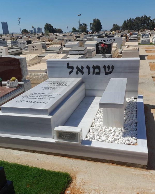 מצבת שיש לבן מודרנית עם גינון אבנים - מצבה מעוצבת